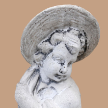 Statue Kind mit Sonnenhut Steinfigur