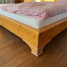 Bettgestell aus massiver Kiefer – Landhausstil, leicht gekälkt