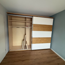 Hochwertiger Loddenkemper Schwebetürenschrank mit LED-Beleuchtung