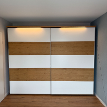 Hochwertiger Loddenkemper Schwebetürenschrank mit LED-Beleuchtung