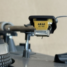 AKAI AP-206C Direct Drive Plattenspieler mit AKAI PC-100...